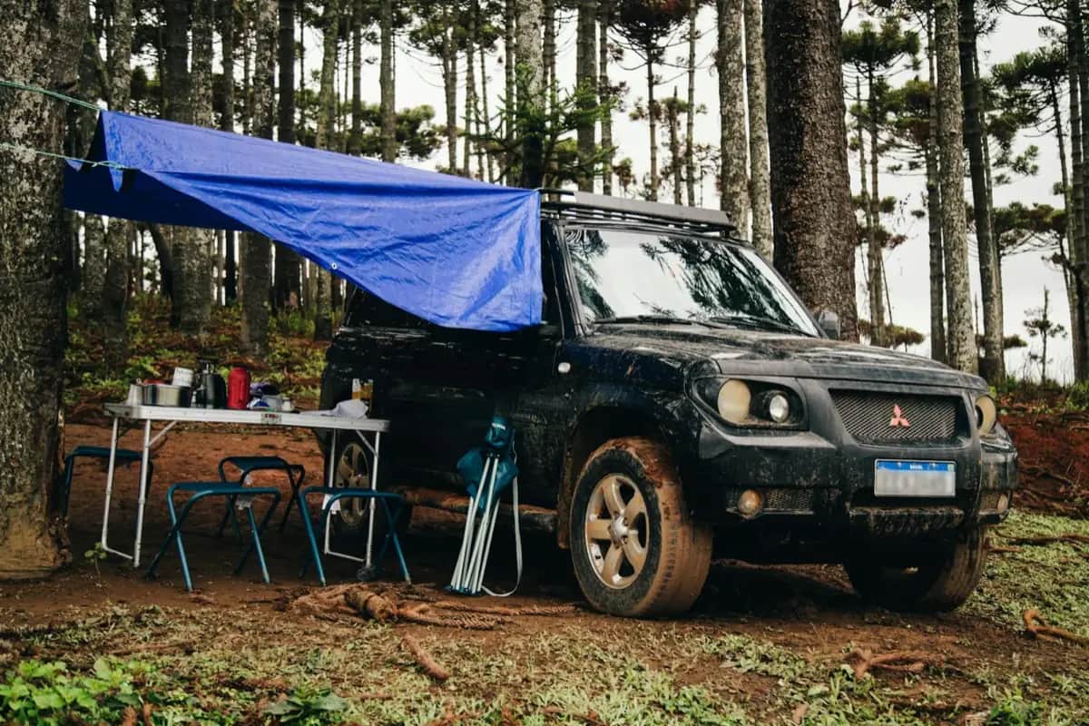 Tarp einfach erklärt: Was ist das und warum ist es besser als ein Zelt?